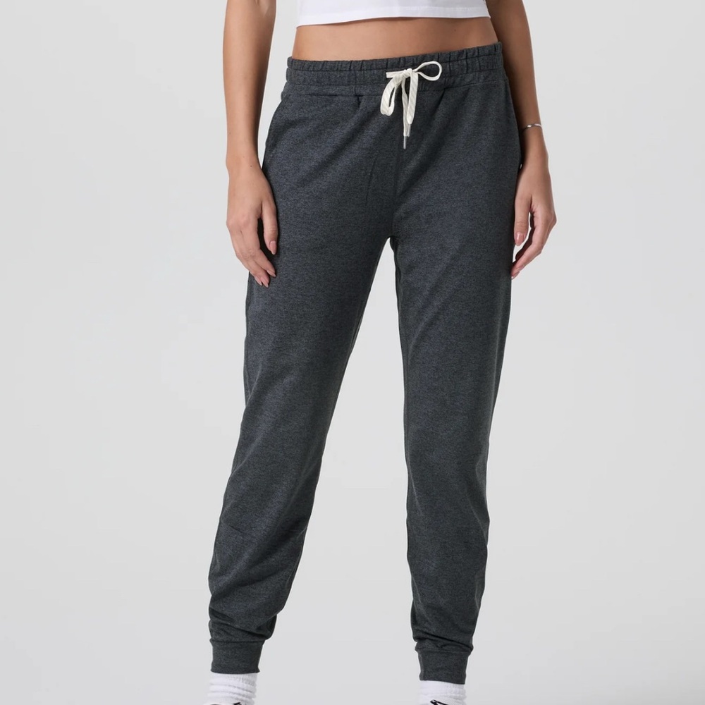 Vuori Performance Jogger, Charcoal Heather, women’s size M